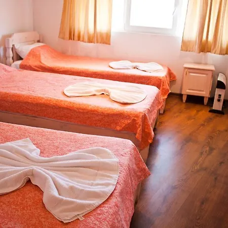 Ulpia House Guest house *